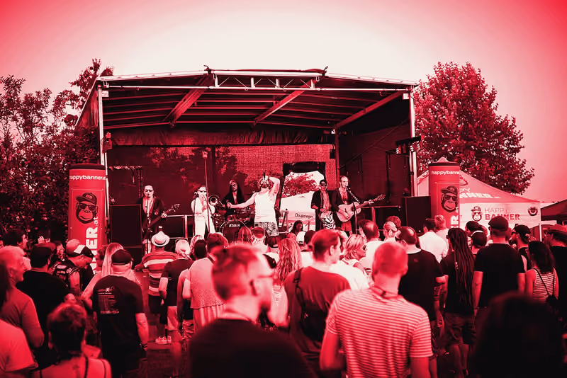 Die Band auf der Festivalbühne beim Picture On, davor das Publikum in der Abenddämmerung