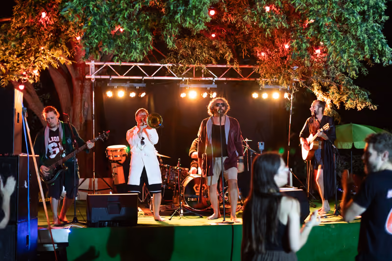 Die ganze Band live auf der Bühne — Kroisbach 71, 2026.
