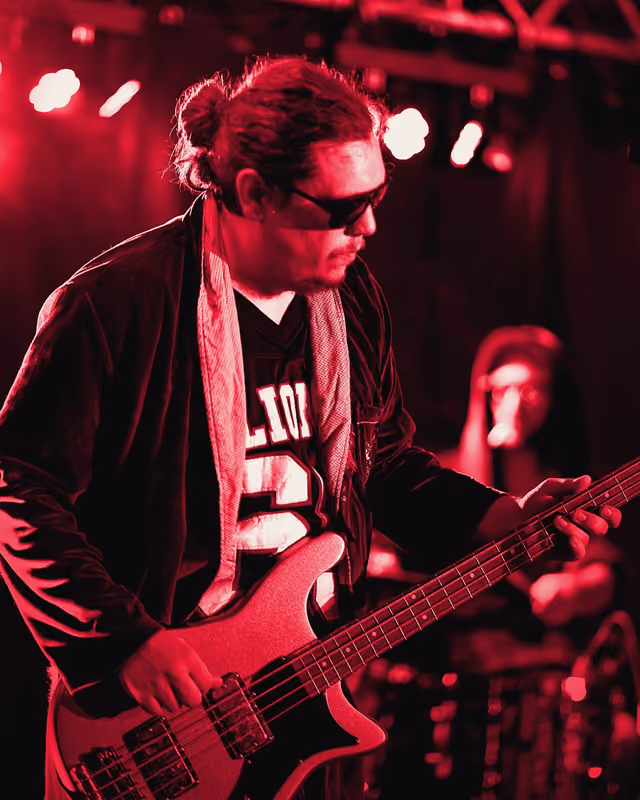Tom Petting am Bass, Bademantel über der Schulter